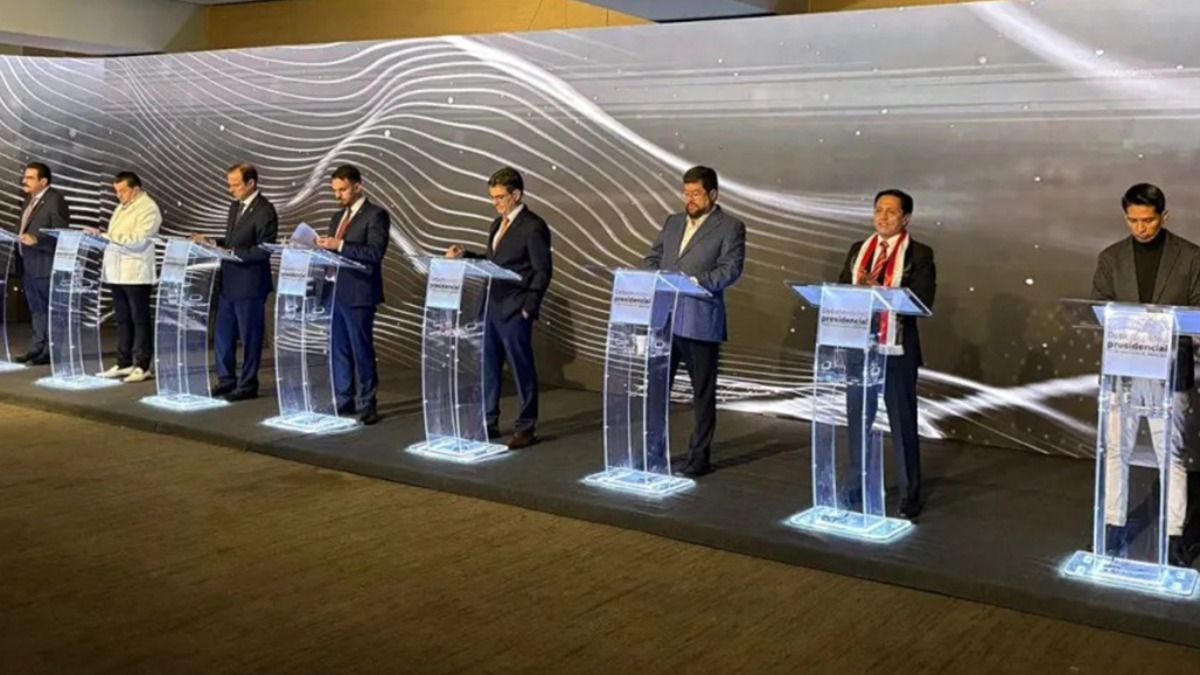 Ocho candidatos asistieron al debate presidencial organizado por el TSE. Foto: Internet