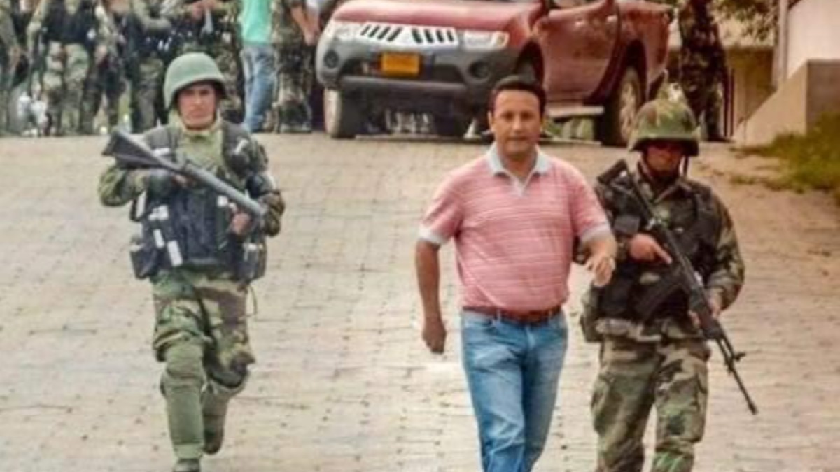 Paulo Bravo en 2008, su camioneta roja con la que había llegado cerca de la prefectura de Pando. Foto: Su facebook