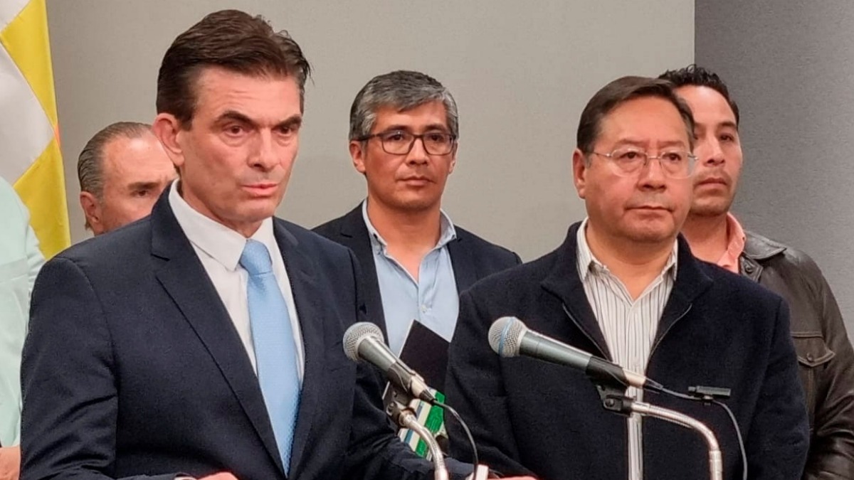 Rodrigo Paz y Luis Arce luego de reunirse en la Casa Grande del Pueblo.