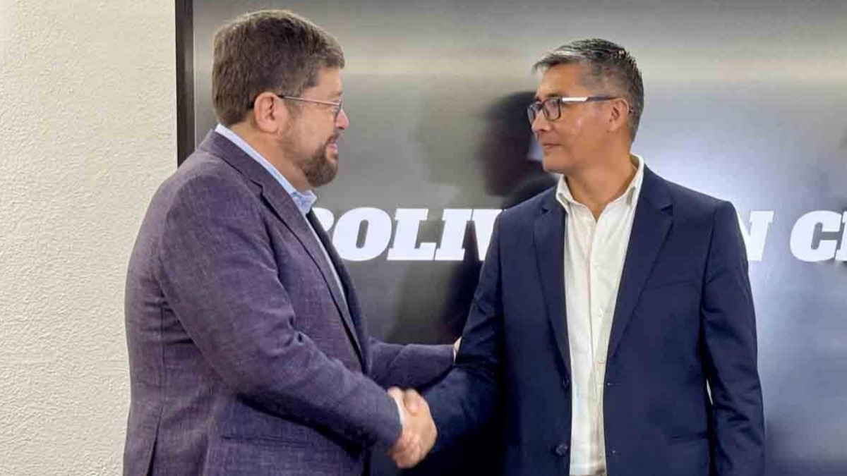 Samuel Doria Medina con Gabriel Espinoza cuando fue presentado como parte de su equipo económico.