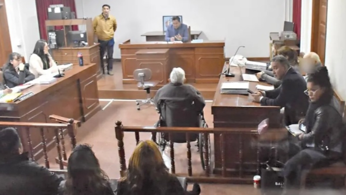 Una de las audiencias del juicio. El sacerdote Alaix en silla de ruedas de espaldas. Foto: Dico Solís