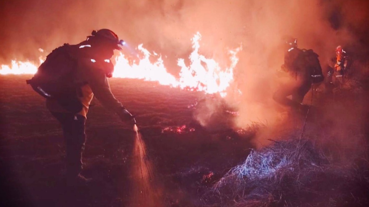 Bomberos combaten el incendio. Foto: NTV/RED UNO