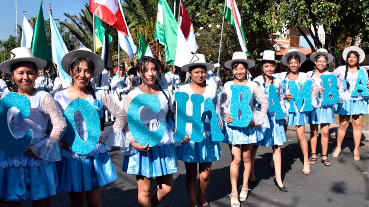 Cientos de escolares participan en el desfile de homenaje a los 215 años de la gesta libertaria. Foto: Opinión