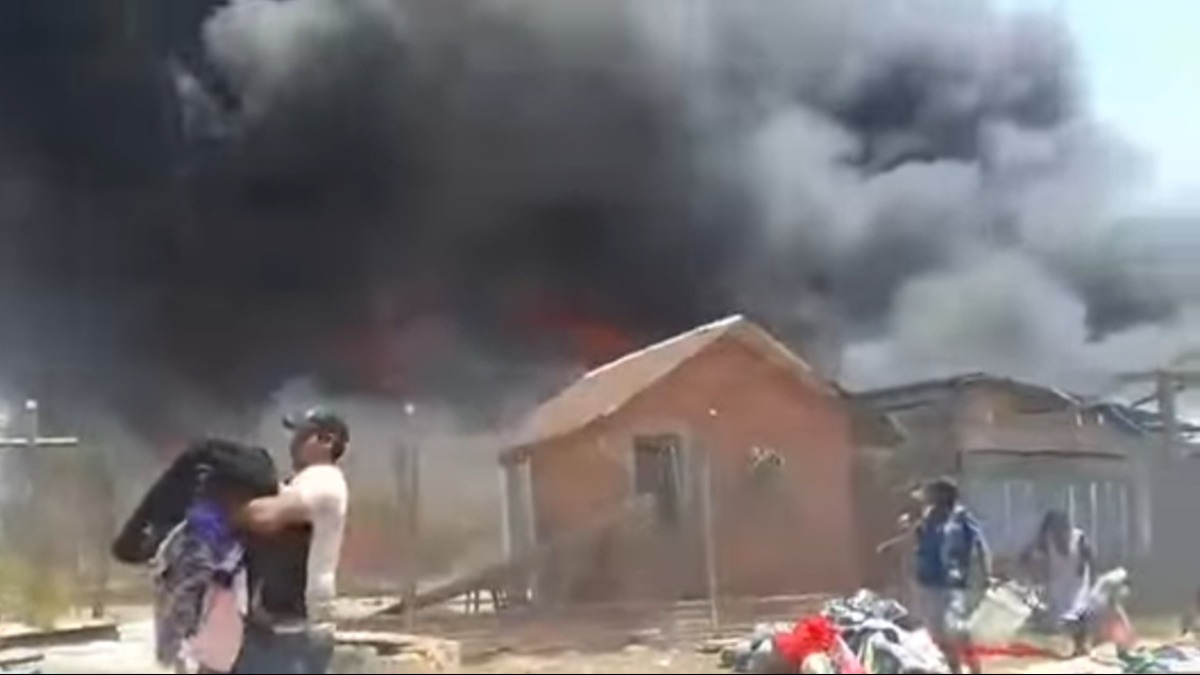 Comerciantes intentan rescatar su mercadería. Foto: Captura de video