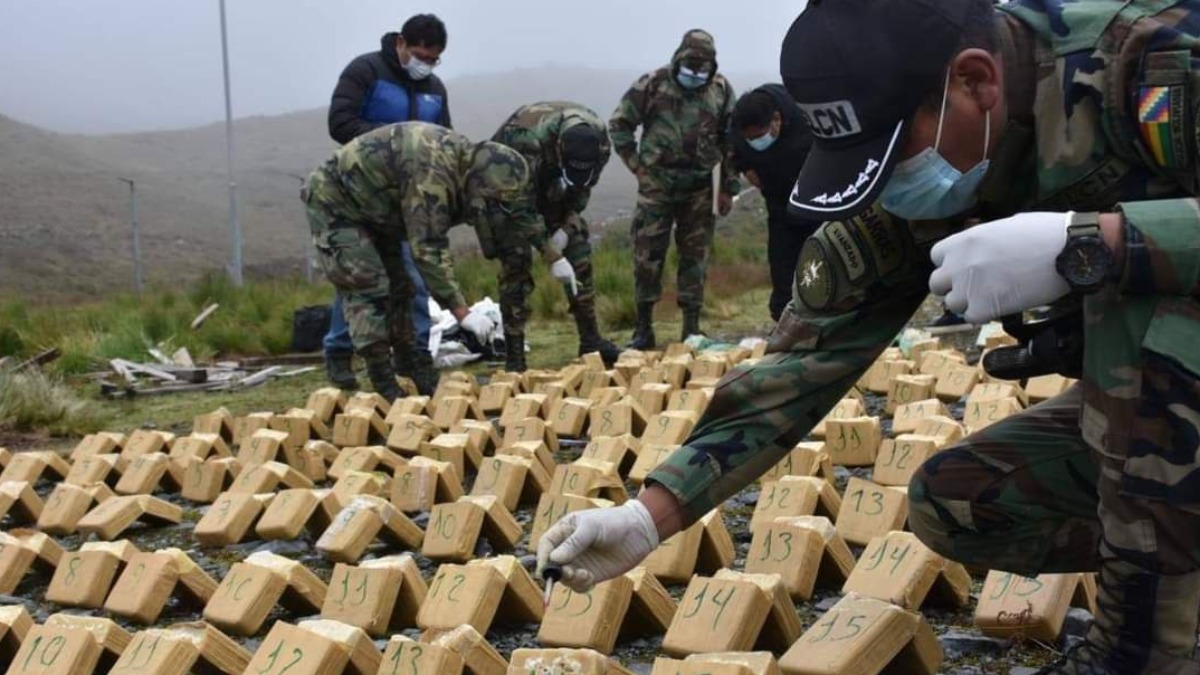 Efectivos antes de incinerar droga secuestrada. Foto: Ministerio de Gobierno.