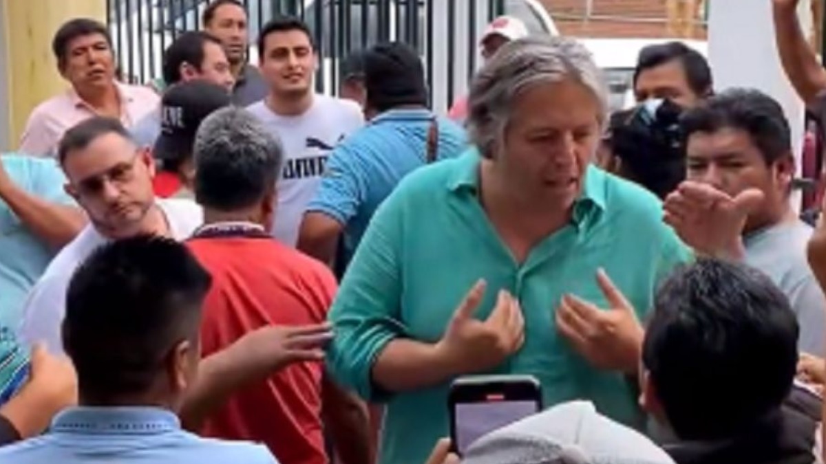 El asesor del PDC Andrés Torres es increpado por los transportistas en Santa Cruz. Foto. Internet