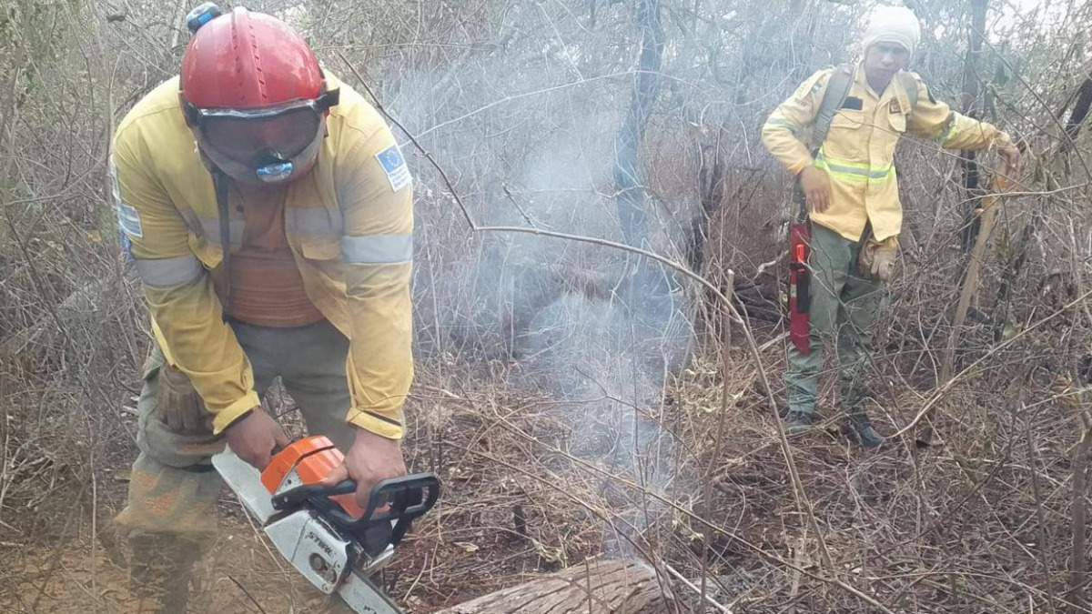 El personal atendiendo los focos de calor e incendios. Foto: Gobernación Santa Cruz