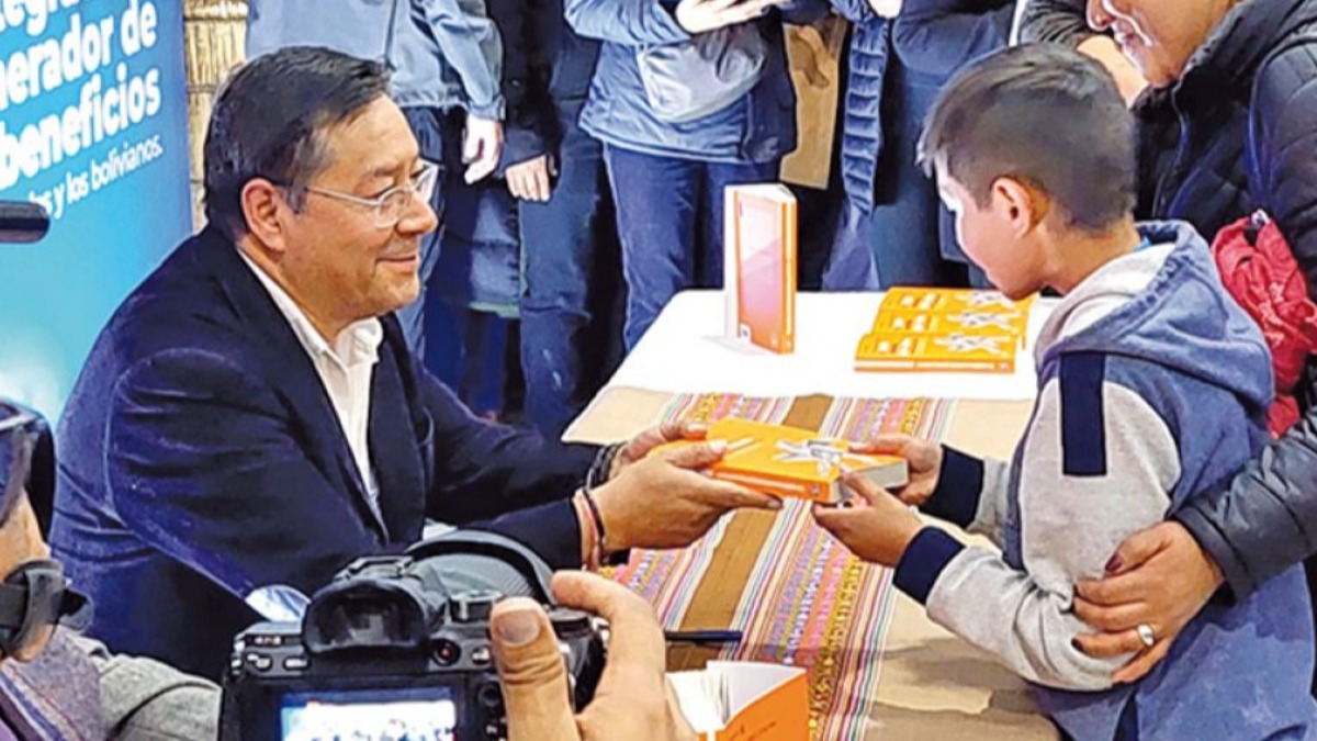 Imagen referencial. Luis Arce entregando un material impreso en la Editorial del Estado