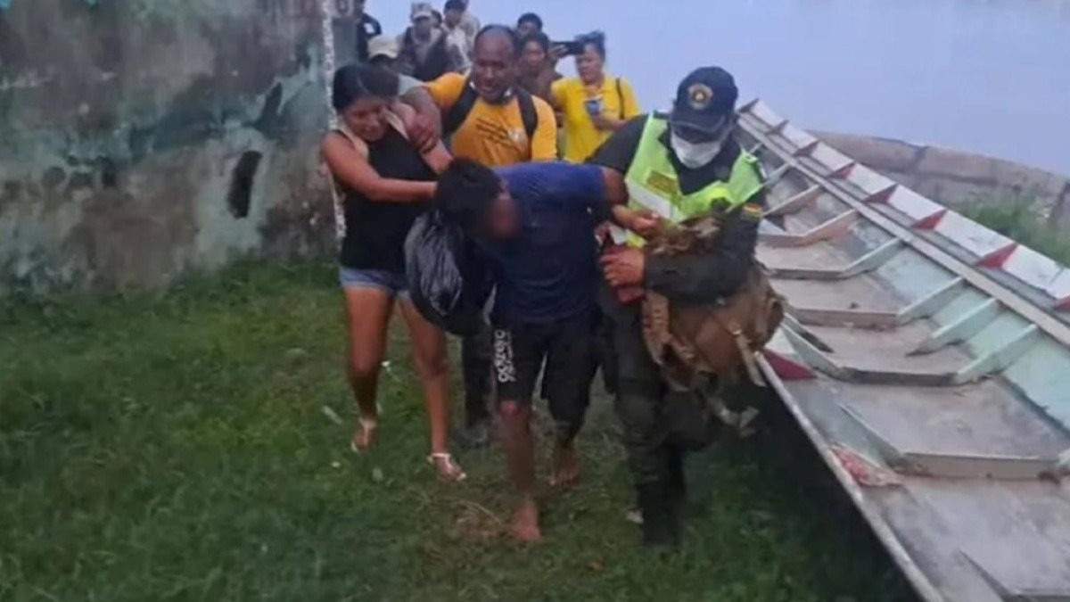 Julio Lero cuando fue aprehendido y familiares de la víctima lo golpean. Foto: RRSS