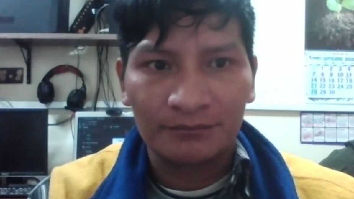 Julio Lero en el penal de San Pedro escucha la audiencia. No tuvo traductor. Foto: captura realizada por ANF