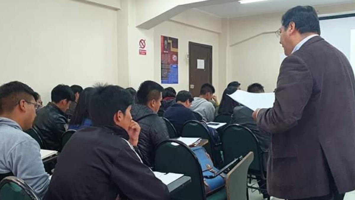 Luis Arce dictando clases. Foto: BTV