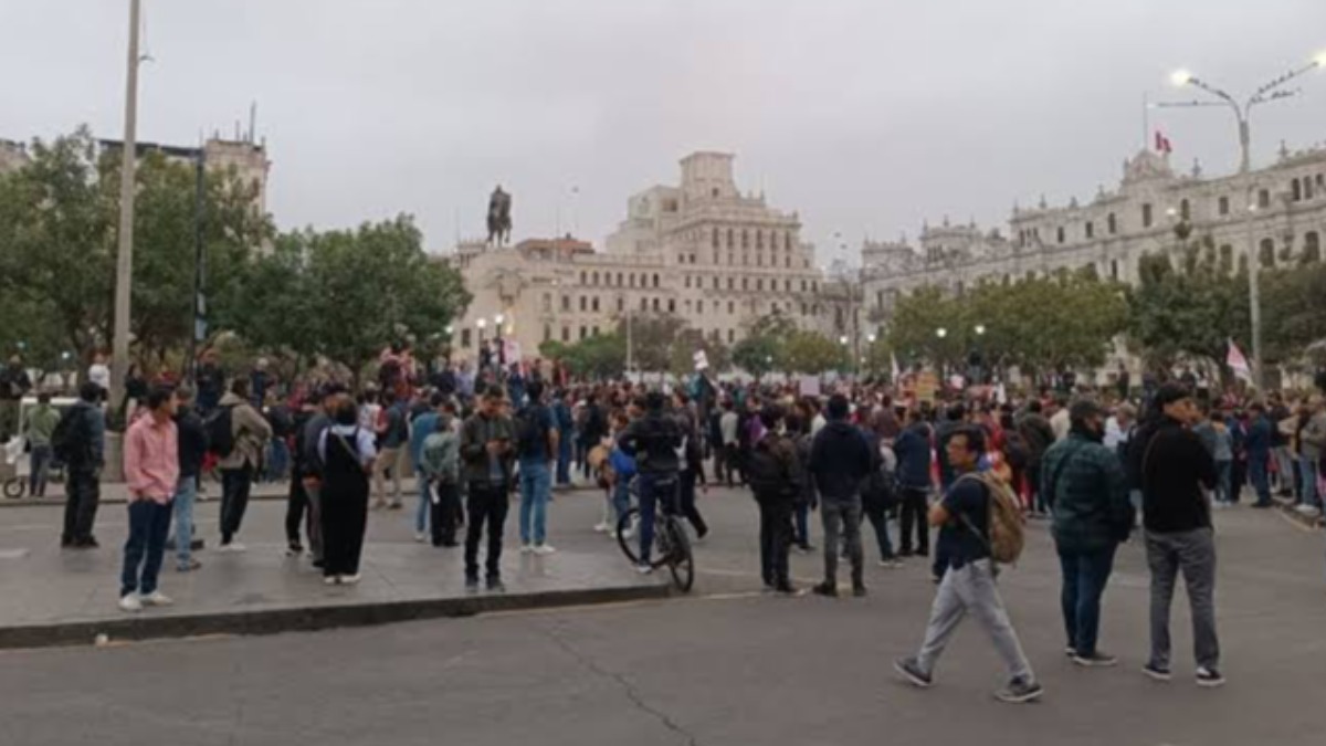 Manifestantes se congregan en la plaza San Martín, en el centro histórico de Lima.  Foto: RPP