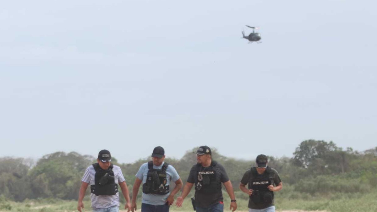 Policías y un helicoptero refuerzan el control en la zona. Foto: El Deber