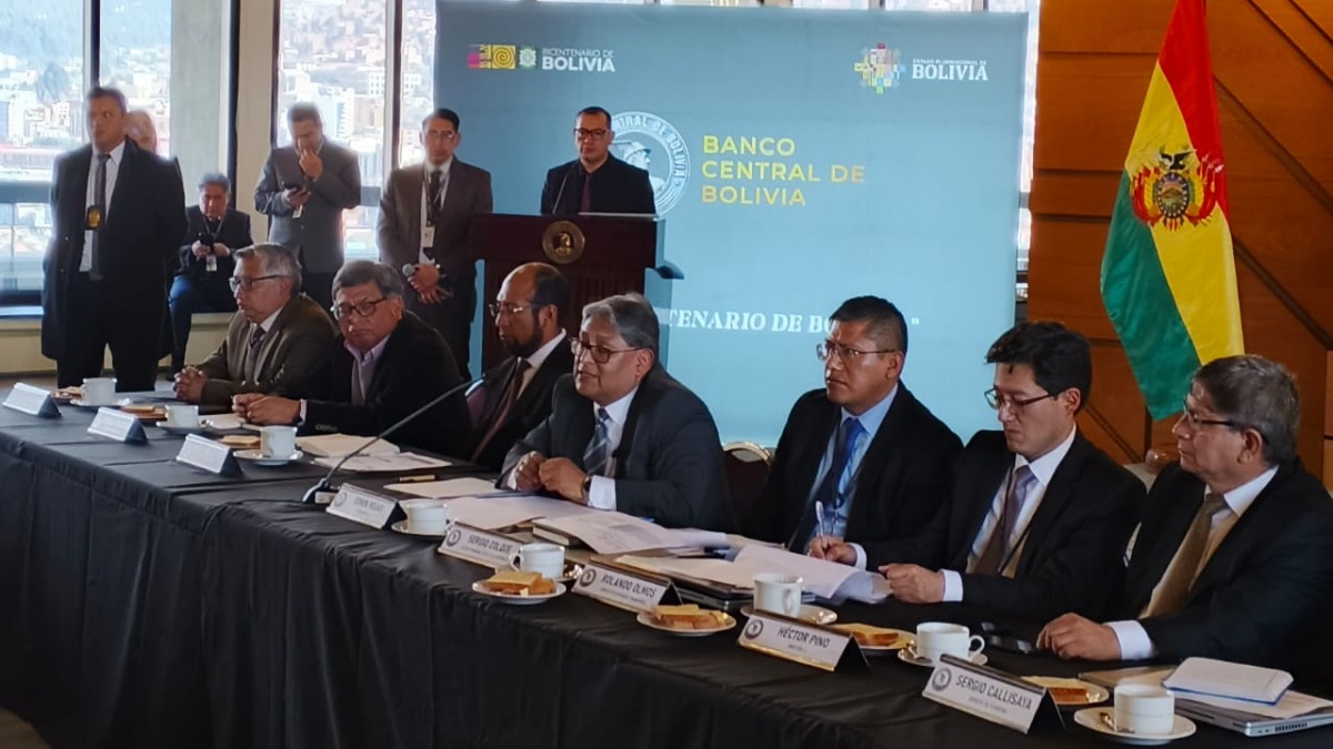 Presidente del BCB y su equipo en el segundo informe de las RIN del 2025. Foto: ANF