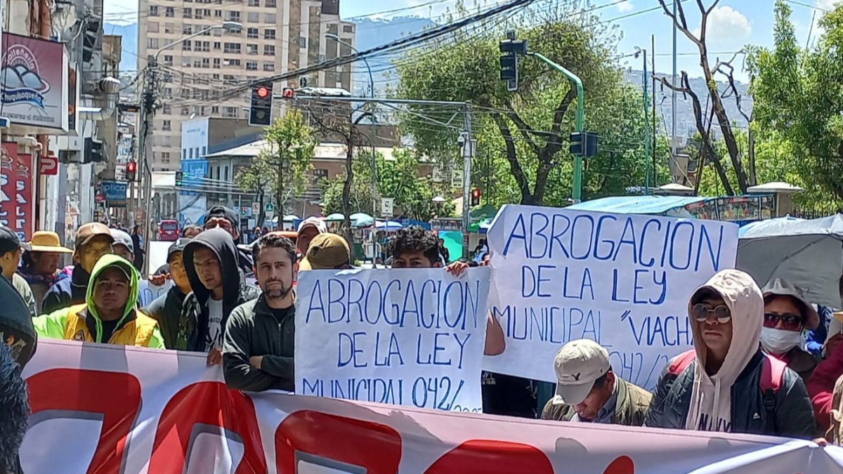 Trabajadores mineros protestaron en puertas de la Defensoría del Pueblo. Foto: ANF