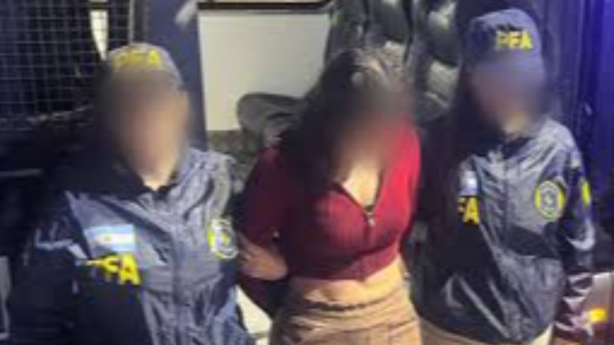 Agentes de la Policía Federal de Argentina escoltan a la ex miss. Foto: La Nación