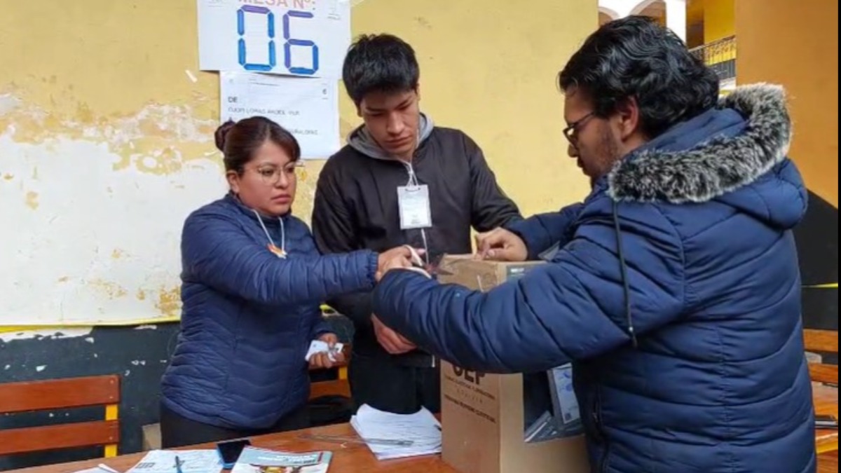 Cierre del ánfora electoral en el recinto del colegio Ayacucho, en La Paz. Foto: ANF