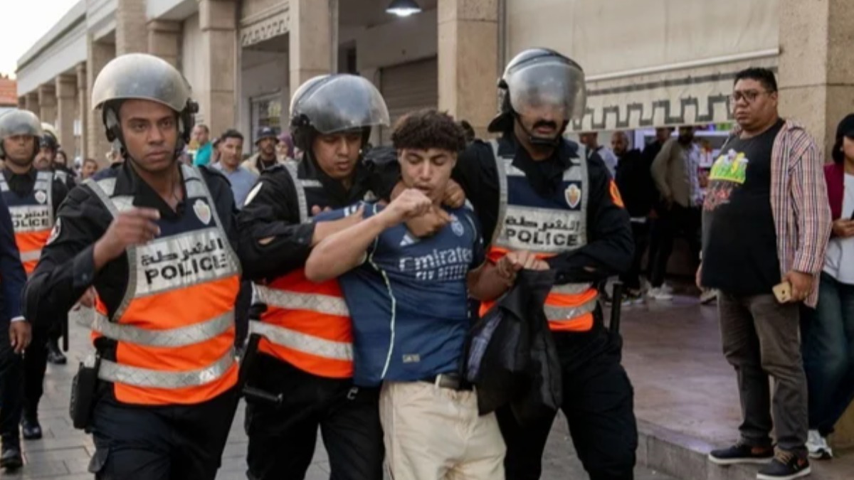 Detención de un joven manifestante durante las protestas en Marruecos.