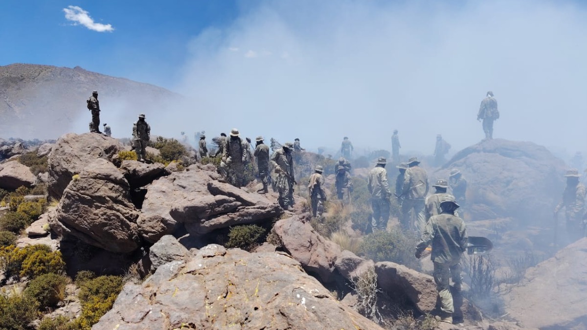 Efectivos del Regimiento 1 Tte. General Germán Busch apagando el fuego. Foto: Regimiento Militar