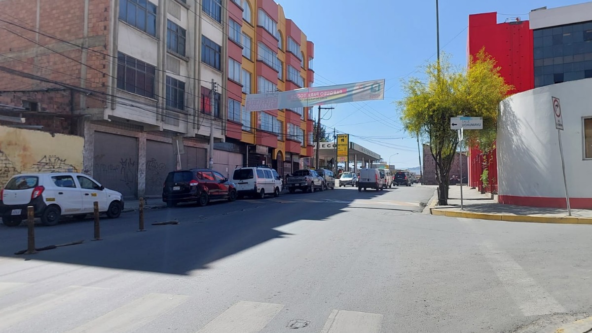 Fila de motorizados en la estación de servicio Motoreco de la avenida Sucre, en La Paz. Foto: ANF