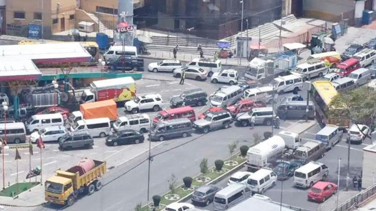 Filas de vehículos por el combustible en la ciudad de La Paz. Foto: El Alteño