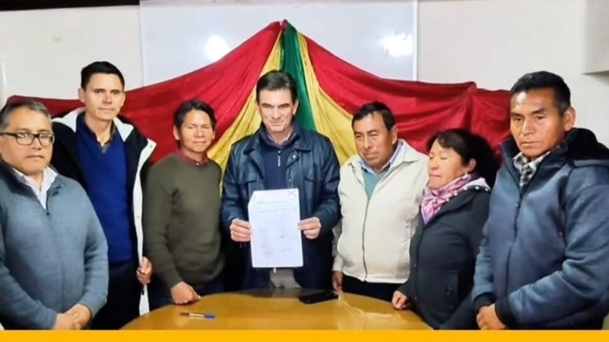 Firma de acuerdo de Rodrigo Paz con cívicos de Chuquisaca. Foto: RRSS