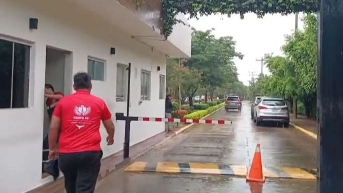 Ingreso del condominio en la zona del Urubó donde fueron secuestradas dos personas. Foto: Captura