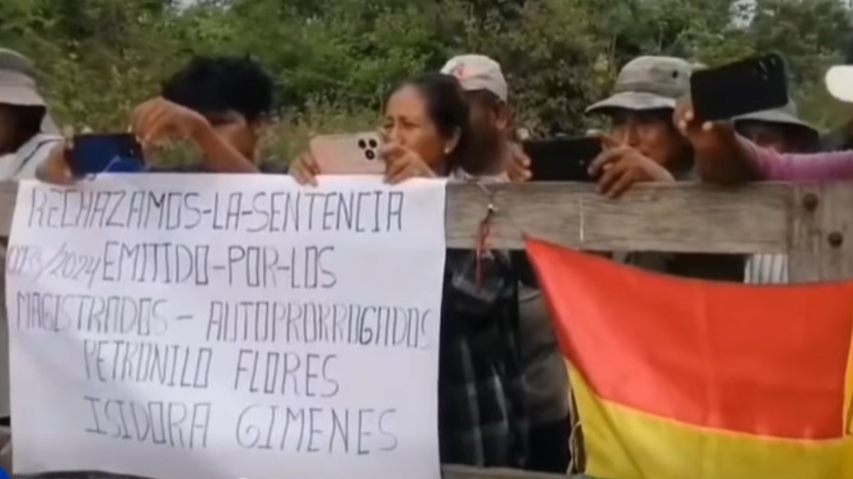Interculturales impiden el ingreso del INRA para verificar el desalojo de tierras indígenas. Foto: Captura