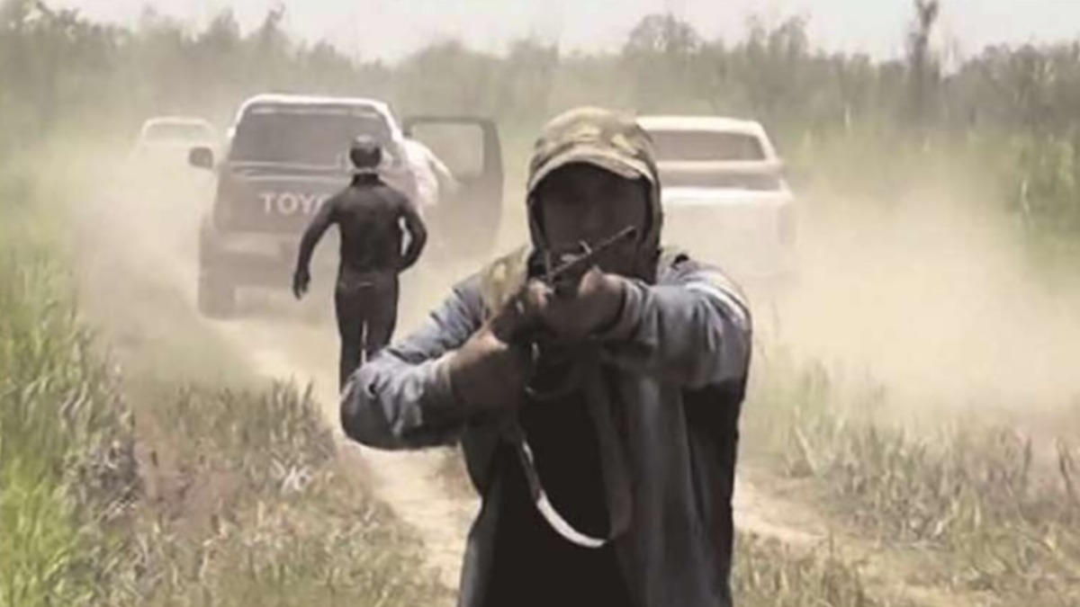 Los avasalladores que secuestraron por horas a los periodistas y otros civiles. Fotos: Internet