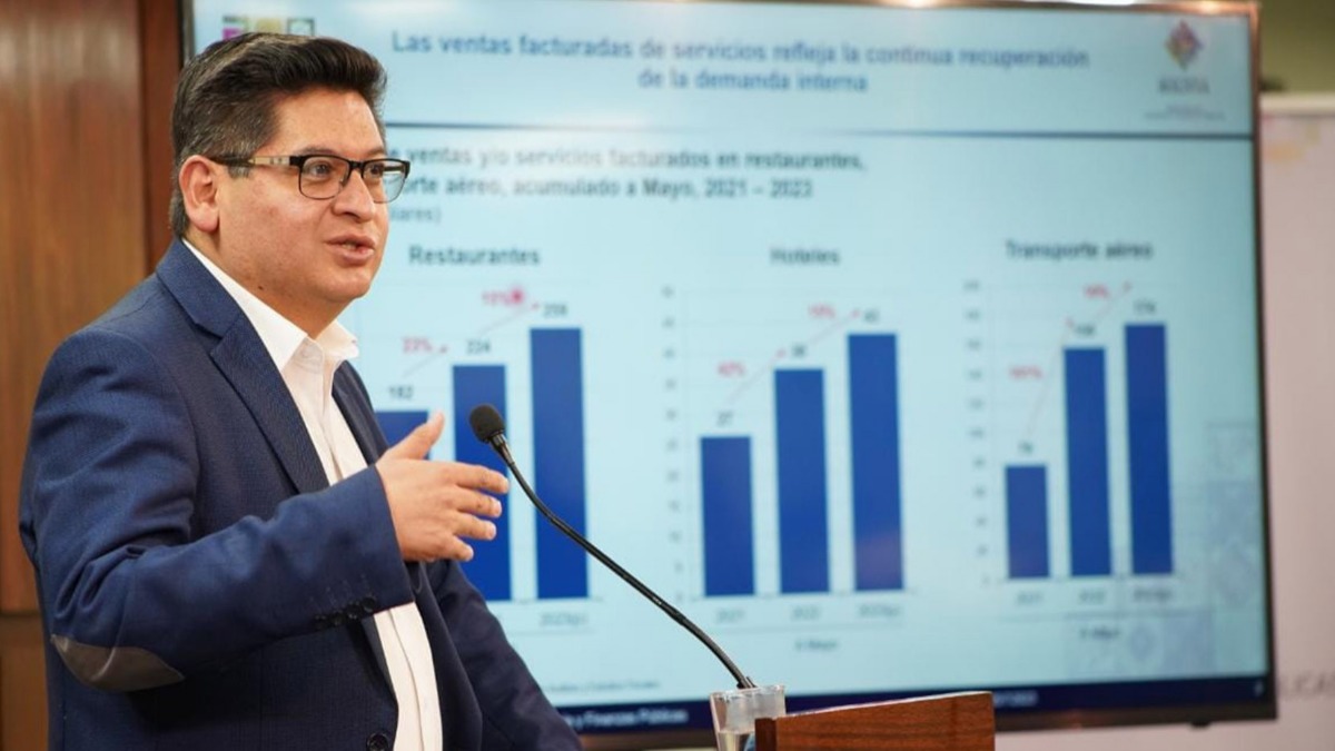 Marcelo Montenegro mostrando datos en una conferencia anterior. Foto: ABI
