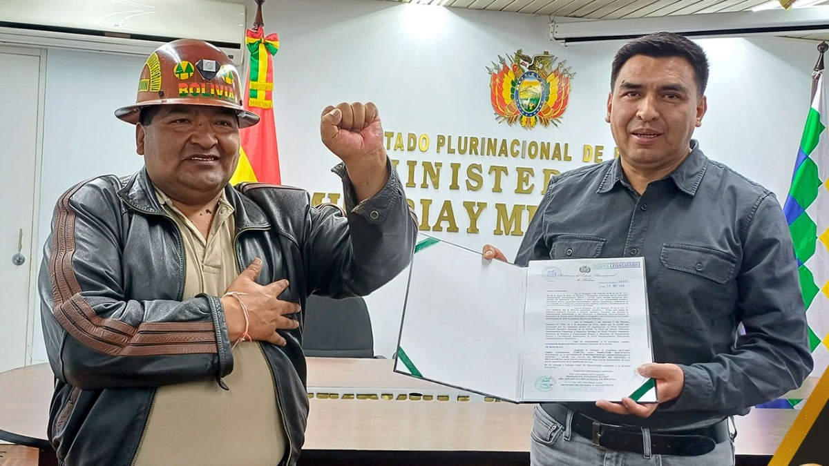 Ministro de Minería, Alejandro Santos, y el nuevo director de la AJAM, Eddy Antezana.