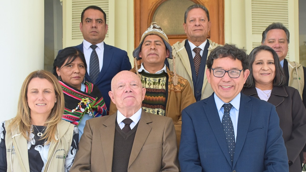 Presidente del TSE junto a observadores internacioneles. Foto: TSE