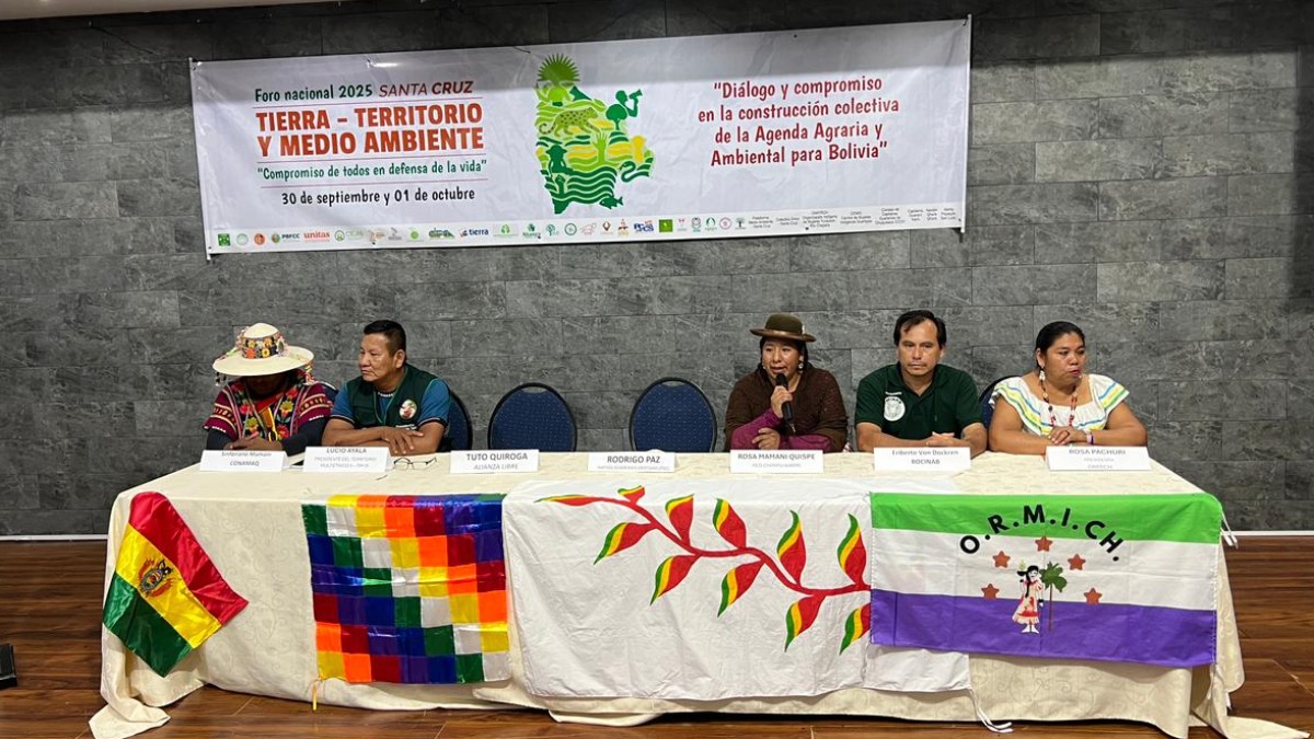 Sillas vacias de Rodrigo Paz y Tuto Quiroga en el foro indígena. Foto: Alianza de la sociedad civil
