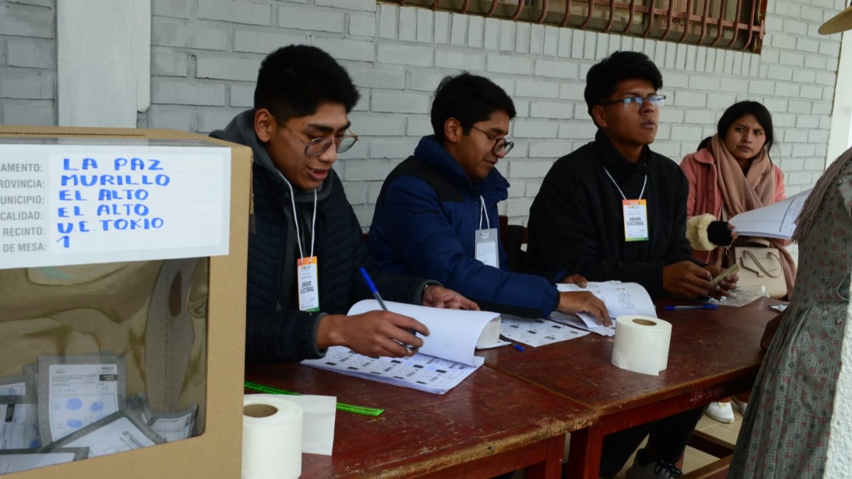 trabajo de los jurados electorales. Foto: ANF