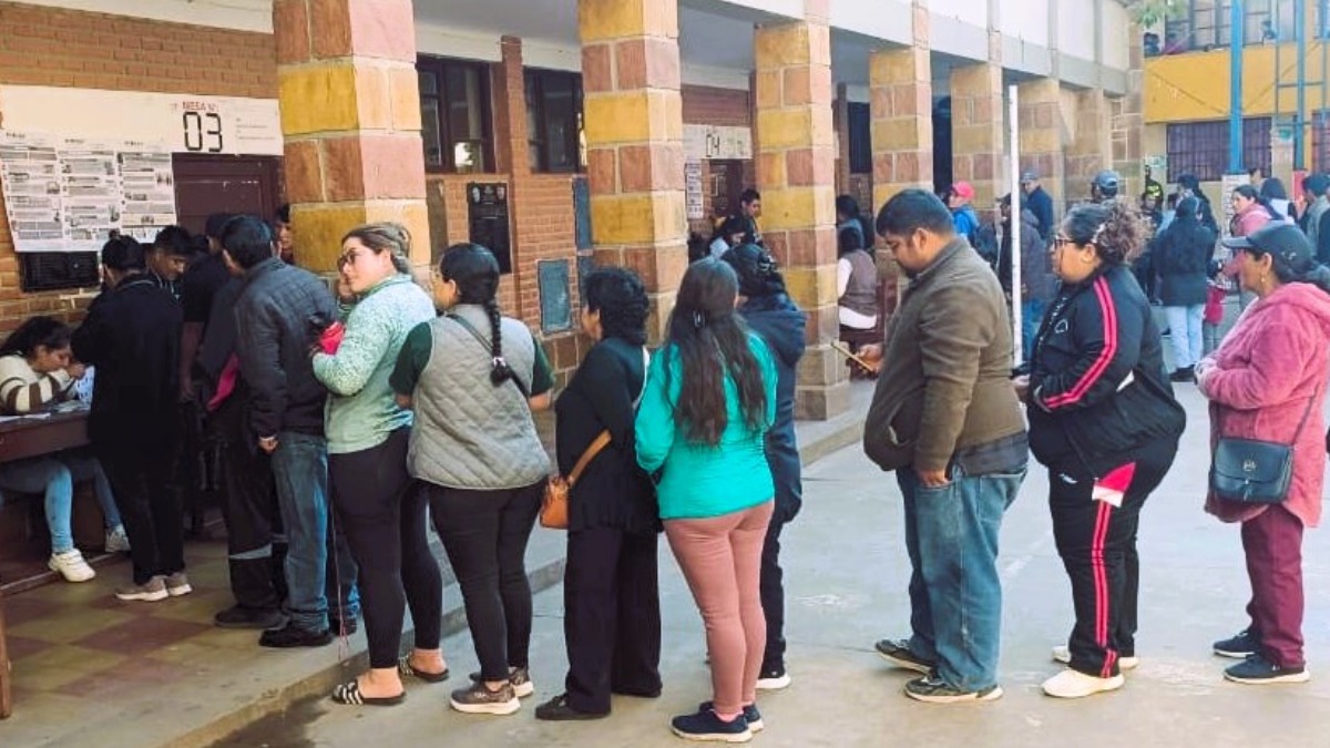 Votación en un recinto en la primera vuelta. Foto: Internet