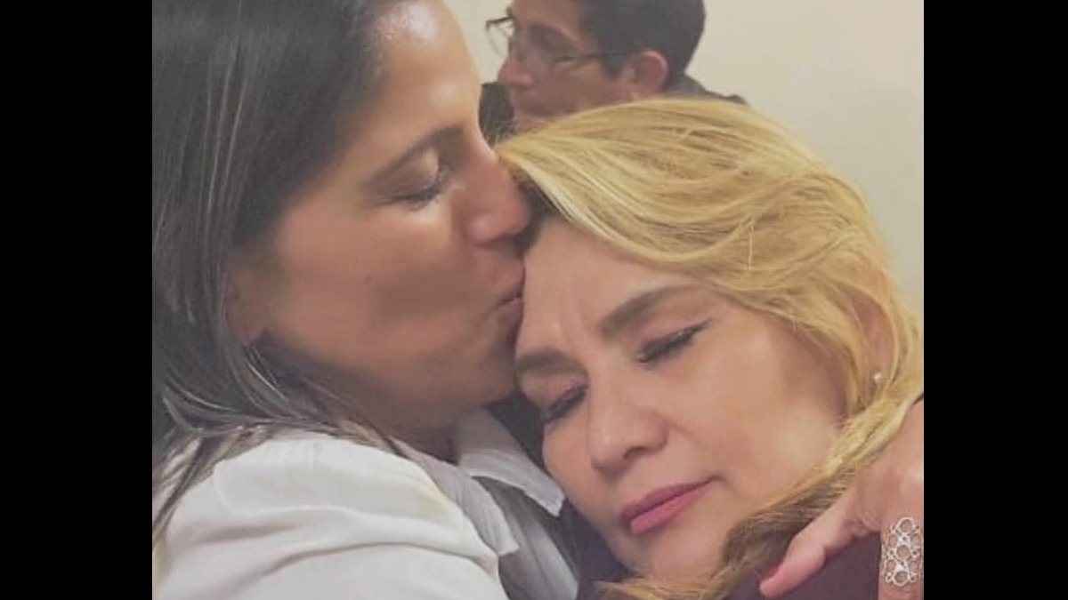 Carolina Ribera abraza a su madre Jeanine Añez. Foto: cuenta X