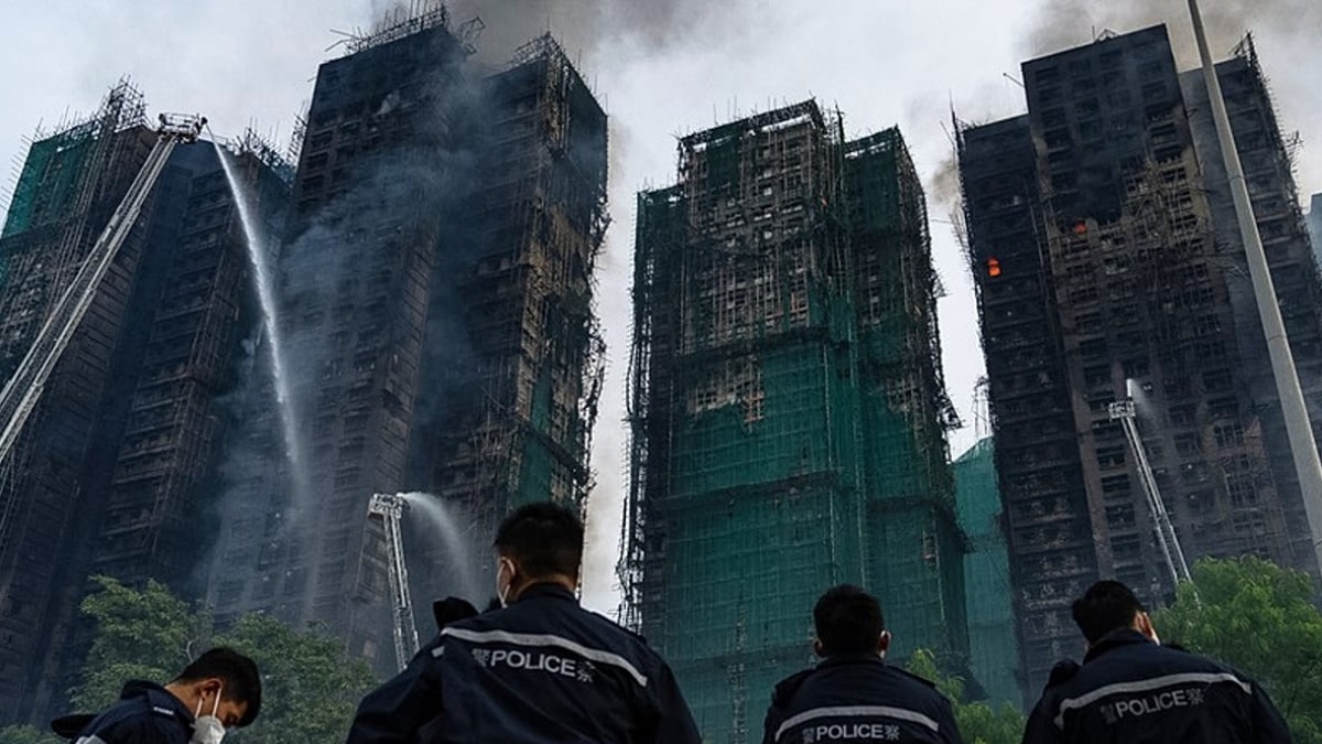 Edificios destruidos tras el incendio en Hong Kong.