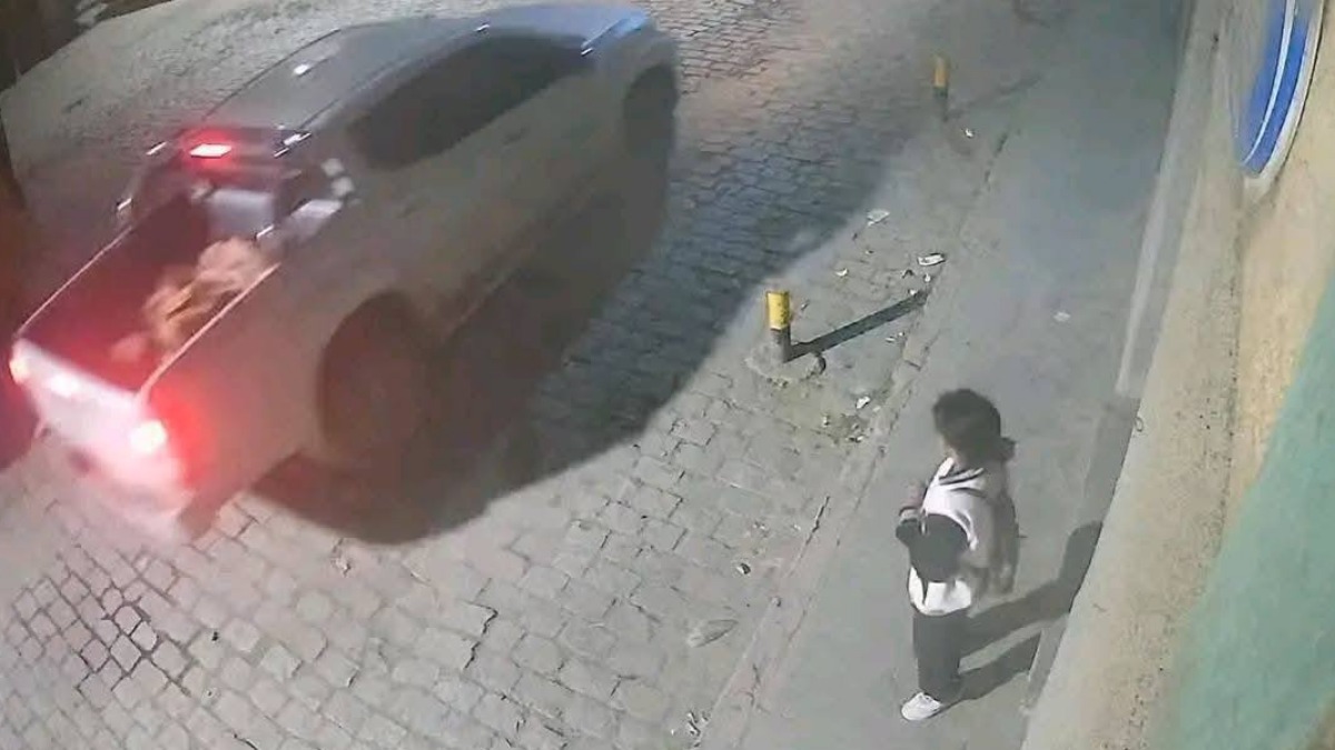 Imange de la cámara de seguridad donde se la ve a la menor por última vez