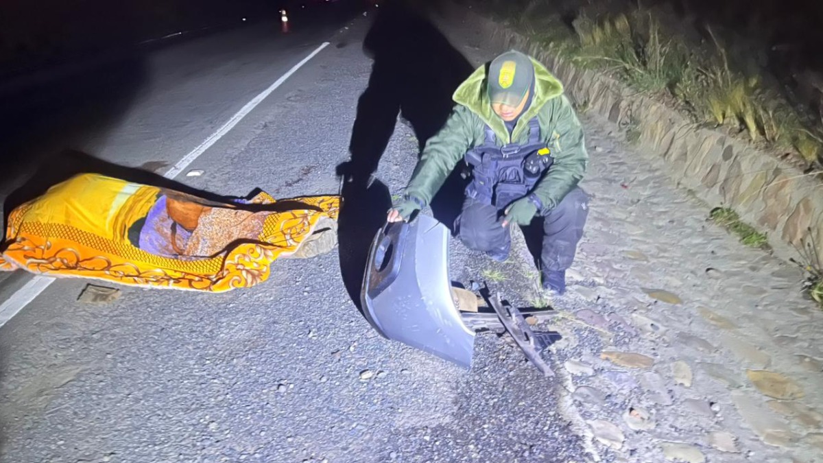 Miembro de la Patrulla Caminera investiga circunstancias del hecho. Foto: Min. Defensa