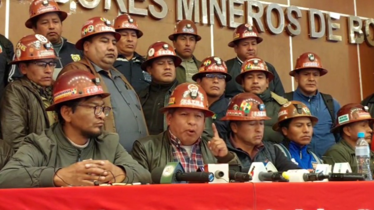 Mineros sindicalizados en emergencia ante el cierre del Ministerio de Minería. Foto: ANF