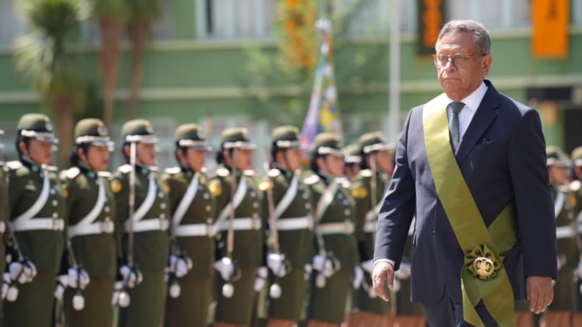 Ministro de Gobierno en el acto de reconocimiento de la Policía. Foto: Ministerio
