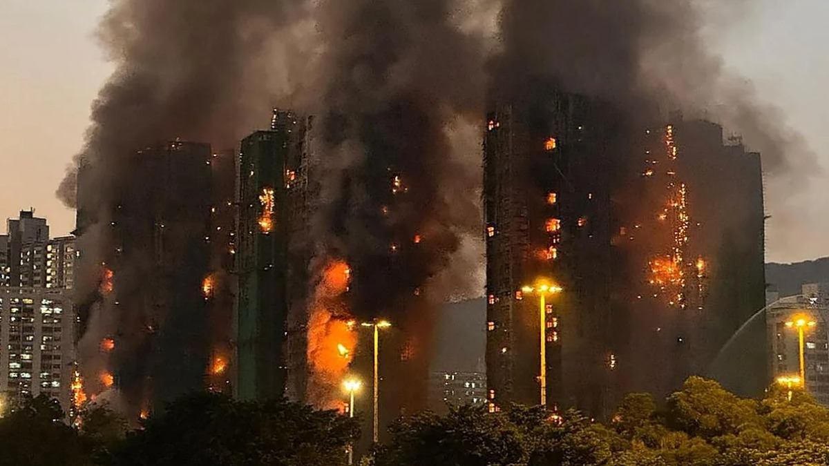 Momento en el que los edificios se incendian en la ciudad de Hong Kong.