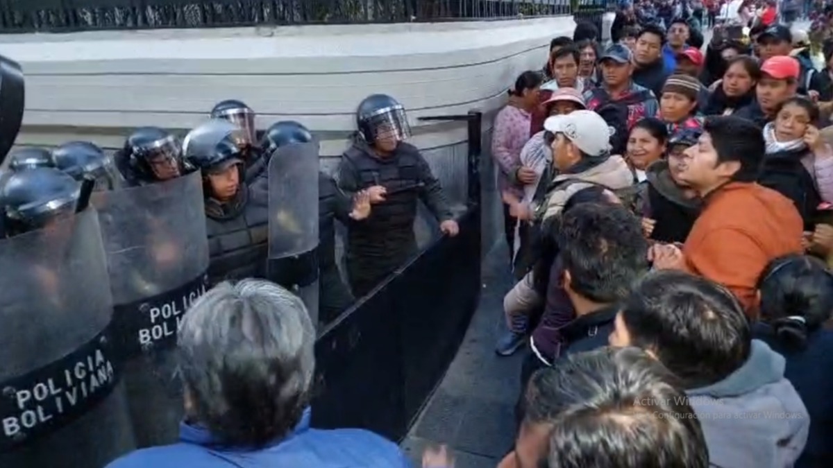 Panificadores de Conapabol intentaban ingresar por la fuerza a la reunión. Foto: Captura de video