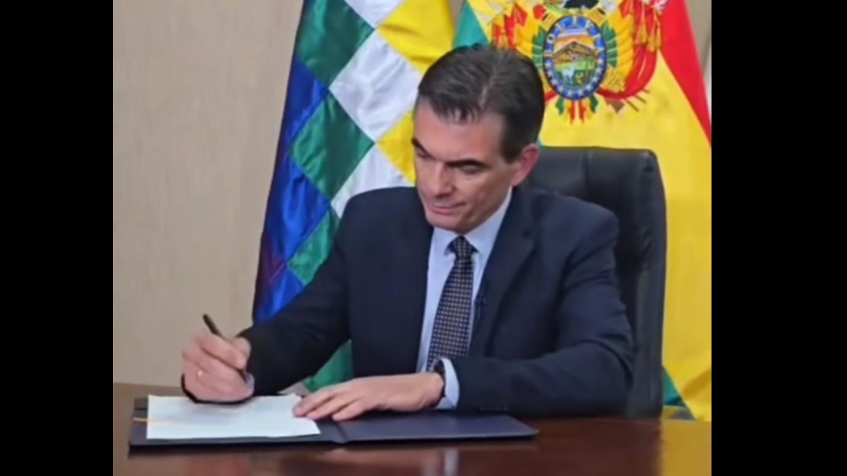 Presidente Rodrigo Paz promulgando la ley para las elecciones subnacionales. Foto: Captura de video