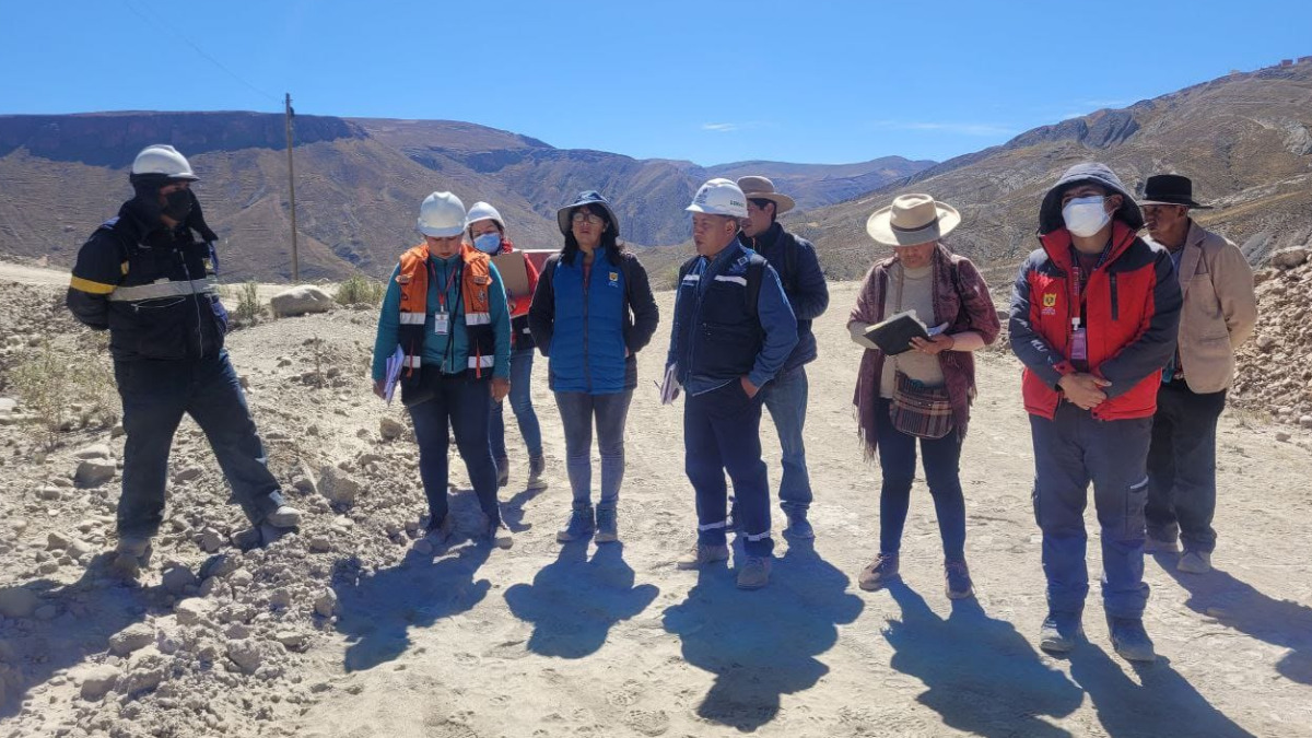 Reyna Menacho, de azul, durante la inspección en los diques de colas junto al representante del Ministerio de Medio Ambiente, comunarios y asociación de ingenios en 2023. Foto: De Menacho