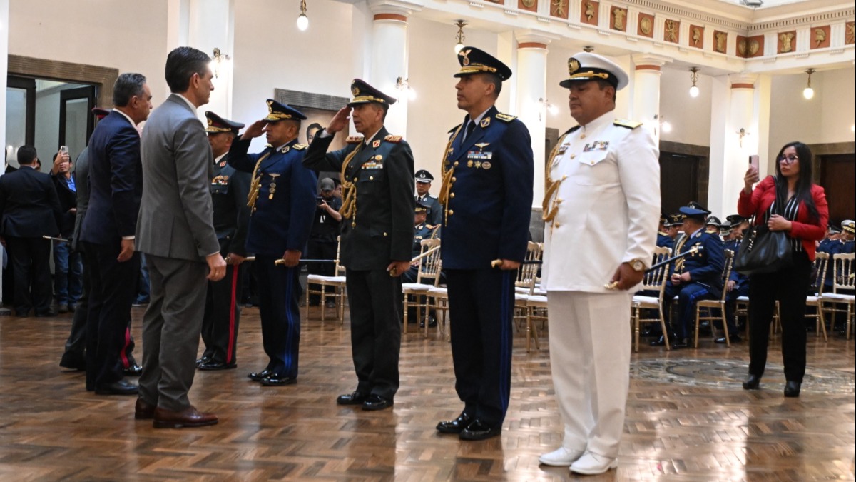 Rodrigo Paz toma juramento al Alto Mando Militar. Foto: Twitter Paz
