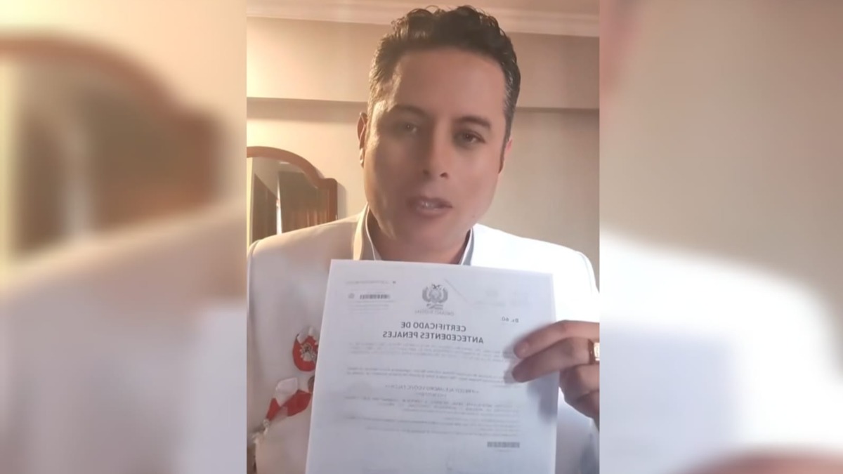 Vicepresidente Edmand Lara mostrando un documento. Foto: Captura de video