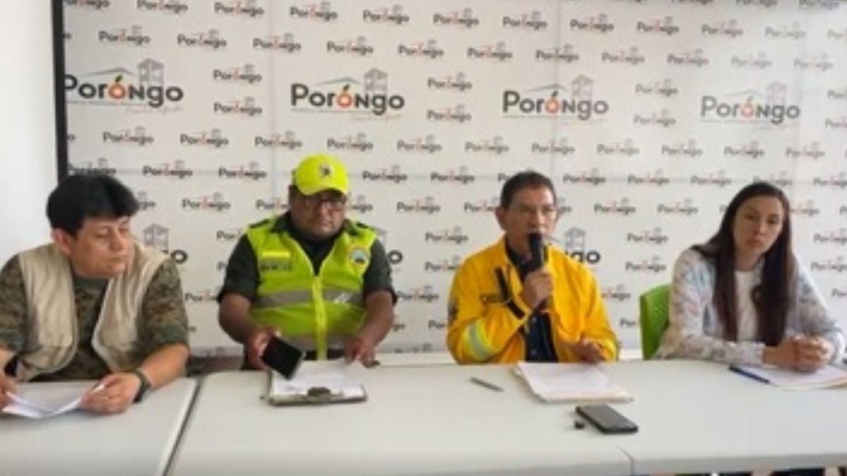 Alcalde en conferencia informa la declaratoria de desastre municipal. Foto: captura
