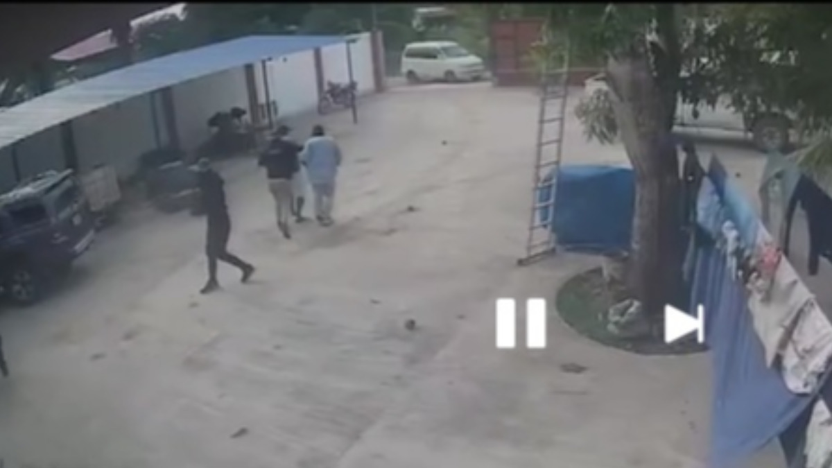 El momento en el que los encapuchados se llevan al ciudadano. Foto: captura video