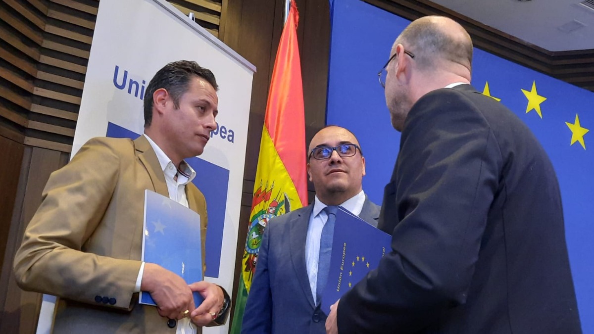 El vicepresidente Lara, el vocal Gustavo Ávila y el jefe de la MOE de la Unión Europea. Foto: ANF